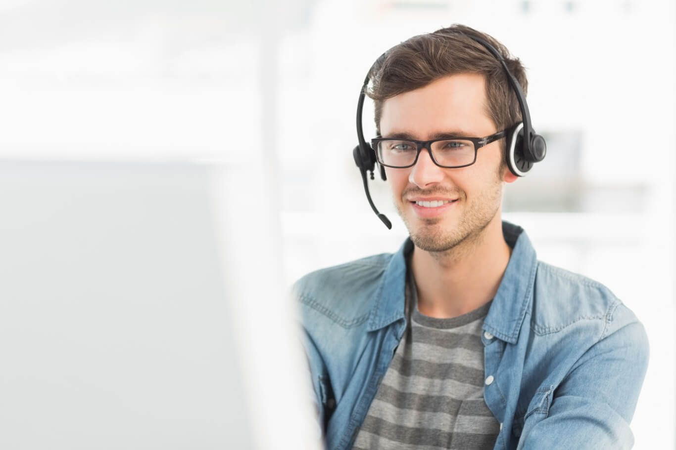 Tecnico IT che utilizza software di supporto remoto per fornire supporto a un altro computer