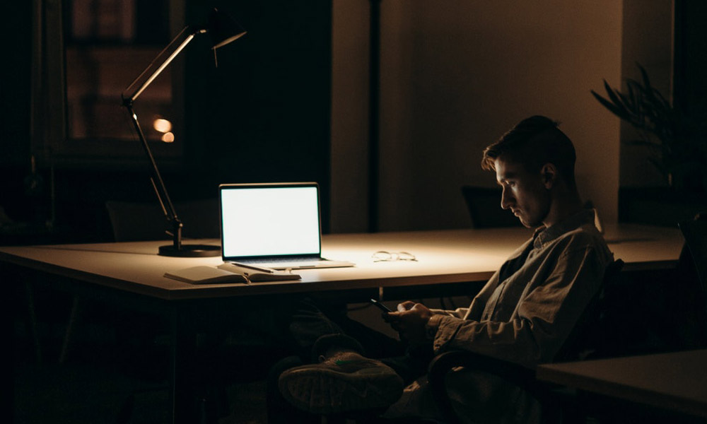 Personne Qui Pénètre Illégalement Un Système Informatique