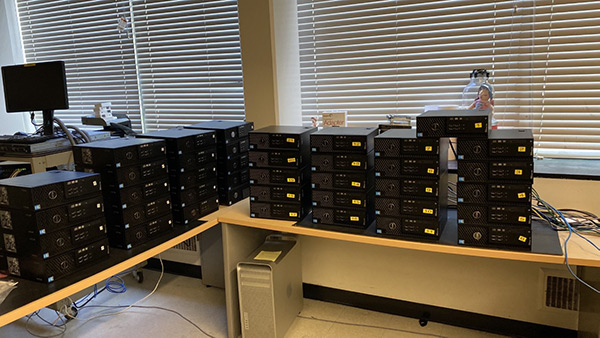 Computadores empilhados no laboratório remoto da Universidade Estadual de Wayne